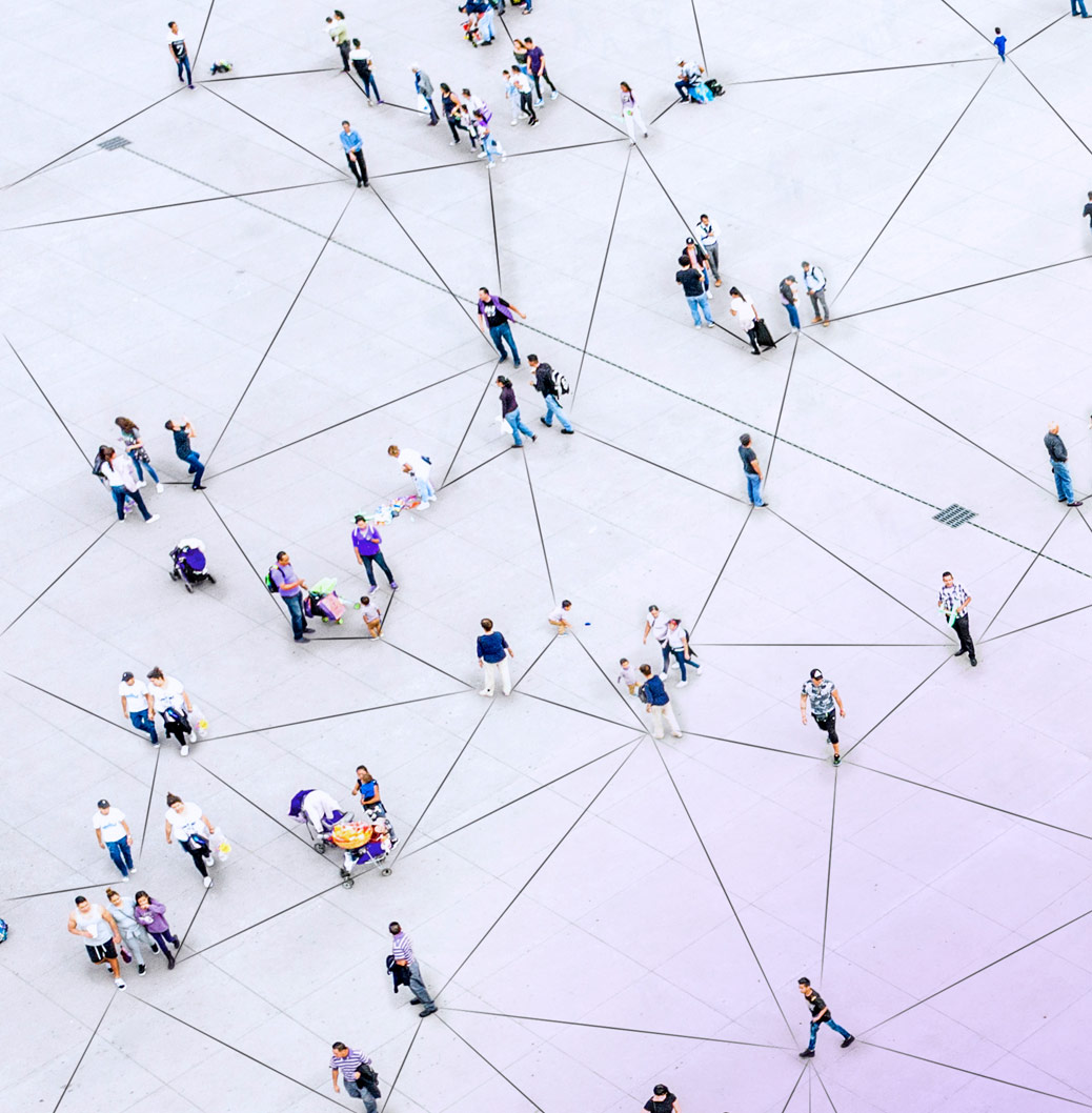 Množica ljudi na trgu, ki jih povezujejo črte.